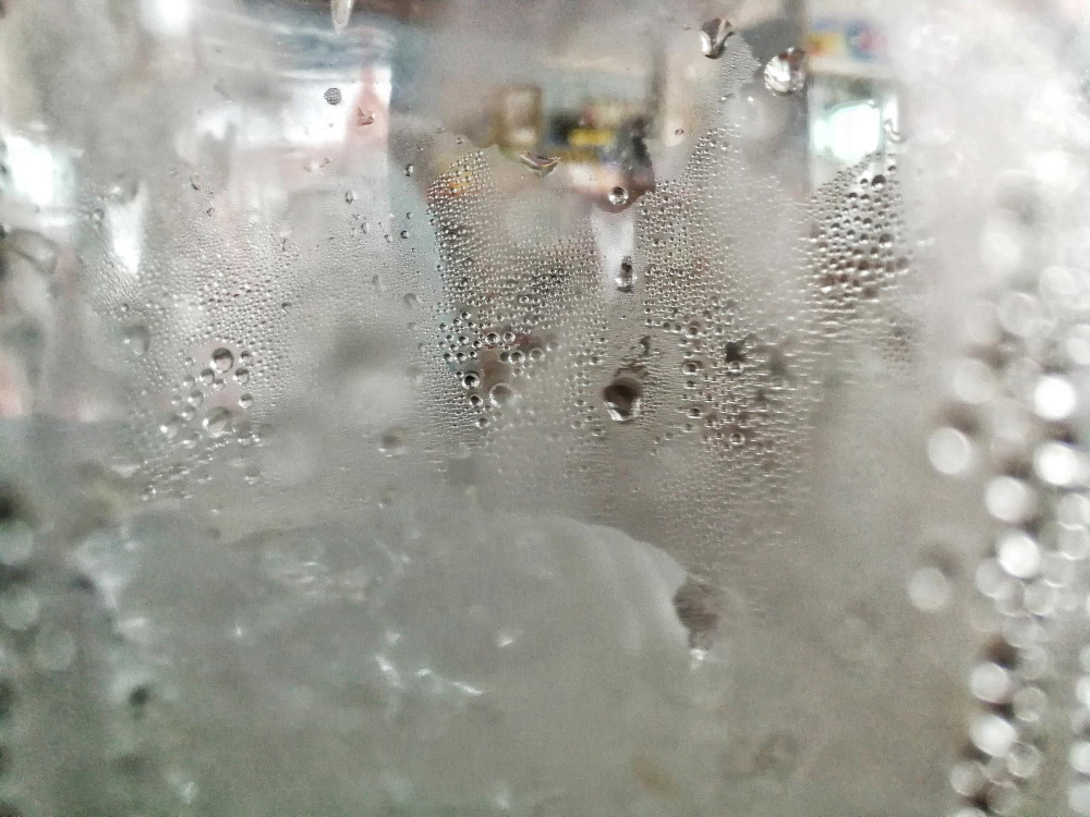 Skraplanie wody na oknach jesienią – co robić?