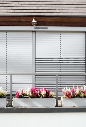 rolety-zewnetrzne-rolety-solarne-zaluzje-zewnetrzne-zaluzje-fasadowe-rolety-z-funkcja-zaluzji-bubendorff-52_optimized-scaled